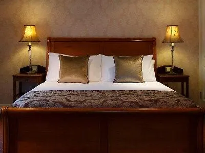 Otel River Court