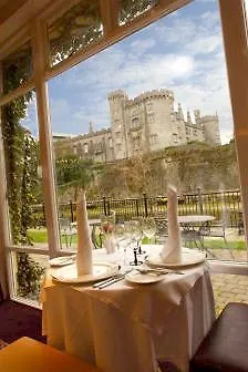 River Court 4*