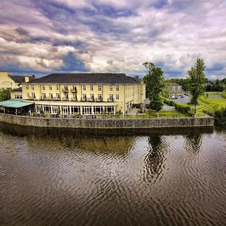 River Court 4*