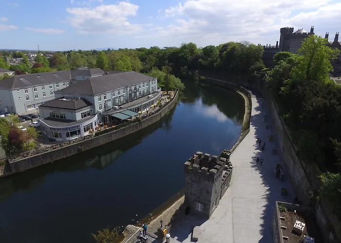 River Court Szálloda